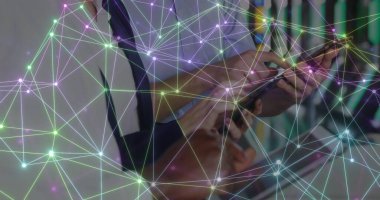 Tablet kullanan çeşitli iş adamları üzerinden veri ve bağlantı ağı resmi. Küresel iş, ağlar, dijital arayüz, hesaplama ve veri işleme kavramı dijital olarak oluşturulmuş görüntü.