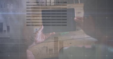 Evde tablet kullanan yaşlı bir çiftin istatistik kaydı. küresel teknoloji, bağlantı ve iletişim konsepti dijital olarak oluşturulmuş görüntü.