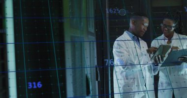 Sunucu odasında çalışan Afrikalı Amerikalı kadın ve erkeğin veri işleme görüntüsü. 