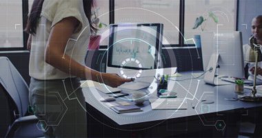 Ofiste çalışan melez iş kadınının veri işleme görüntüsü. Küresel iş, finans, hesaplama ve veri işleme kavramı dijital olarak oluşturulmuş görüntü.