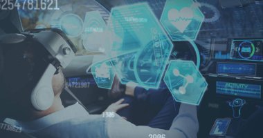 VR kulaklıklı adamın otomatik araba kullanarak görüntülediği bilgi görüntüsü. iletişim teknolojisi dijital arayüz kavramı, dijital olarak oluşturulmuş görüntü.