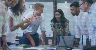 Ofiste birlikte çalışan veri, istatistik ve iş arkadaşlarıyla arayüz görüntüsü. küresel iletişim teknolojisi dijital arayüz kavramı, dijital olarak oluşturulmuş görüntü.