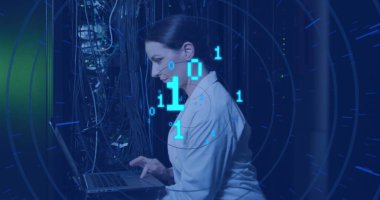 Beyaz kadının sunucuları kontrol etmesi üzerine ikili kod görüntüsü. ağ, programlama, bilgisayarlar ve teknoloji konsepti dijital olarak oluşturuldu.