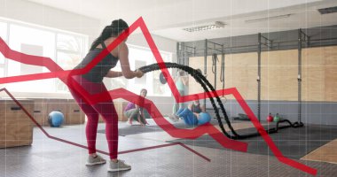 Beyaz bir kadının spor salonundaki savaş halatlarıyla çapraz eğitimle ilgili grafik işleme verileri. Fitness, egzersiz, güç, veri, dijital arayüz ve dijital olarak üretilen görüntü.