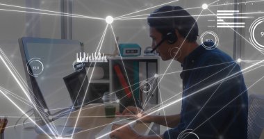 Kafkasyalı iş adamının bilgisayardaki bağlantılarının görüntüsü. Küresel ağlar, işletmeler, finansmanlar, hesaplama ve veri işleme kavramı dijital olarak oluşturuldu.