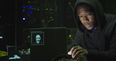 Bilgisayarda çalışan Afro-Amerikan bir adamın kullanım fotoğrafları. ağ, programlama, bilgisayarlar ve teknoloji kavramı 