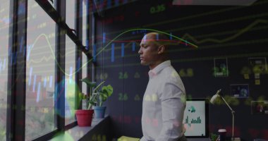 Ofisteki iki ırklı iş adamının mali veri işleme görüntüsü. Küresel iş, finans, hesaplama ve veri işleme kavramı dijital olarak oluşturulmuş görüntü.