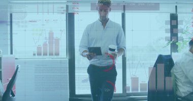 Ofiste çalışan iş adamları ve meslektaşlarıyla veri ve istatistikleri gösteren arayüz resmi. küresel iletişim teknolojisi dijital arayüz kavramı, dijital olarak oluşturulmuş görüntü.