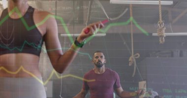 Değişik kadın ve erkeklerin beden eğitiminde ip atlama eğitiminde veri işleme görüntüsü. Fitness, egzersiz, güç, veri, dijital arayüz ve dijital olarak üretilen görüntü.