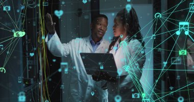 Sunucu odasında çalışan Afrikalı Amerikalı kadın ve erkek üzerindeki simgelerle bağlantıların görüntüsü. 