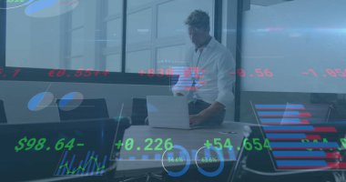 Ofiste çalışan iş adamlarının veri ve istatistiklerini gösteren arayüz resmi. küresel iletişim teknolojisi dijital arayüz kavramı, dijital olarak oluşturulmuş görüntü.