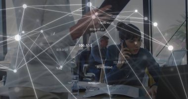 Akıllı telefon kullanan Kafkasyalı iş kadını üzerinden bağlantı ağı görüntüsü. Küresel ağlar, işletmeler, finansmanlar, hesaplama ve veri işleme kavramı dijital olarak oluşturuldu.