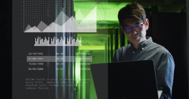 Sunucu odasında çalışan Asyalı adamın grafikleri. ağ, programlama, bilgisayarlar ve teknoloji konsepti dijital olarak oluşturuldu.