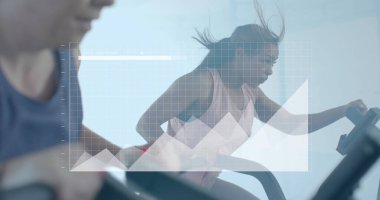 Grafiklerdeki veri işleme görüntüsü spor salonundaki çeşitli kadınların montajları üzerine. Fitness, egzersiz, güç, veri, dijital arayüz ve dijital olarak üretilen görüntü.