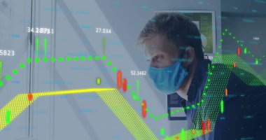 Ofis penceresinden dışarı bakan yüz maskesi takan adama karşı mali veri işleme. Coronavirus covid 19 salgını sırasında işyerinde hijyen ve sosyal mesafeler