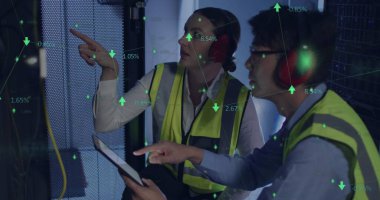 Sunucu odasında çalışan kadın ve erkeğin üzerindeki simgelerin resmi. ağ, programlama, bilgisayarlar ve teknoloji konsepti dijital olarak oluşturuldu.