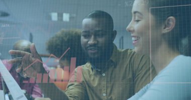 Ofiste çalışan çeşitli iş adamlarının finansal veri işleme görüntüsü. Küresel iş, finans, hesaplama ve veri işleme kavramı dijital olarak oluşturulmuş görüntü.