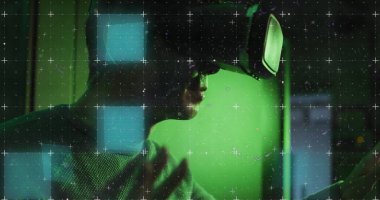 Sunucu odasında VR kulaklık takan Asyalı 'nın görüntüsü. ağ, programlama, bilgisayarlar ve teknoloji konsepti dijital olarak oluşturuldu.