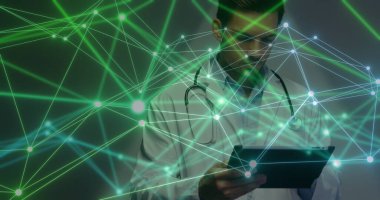 Tablet kullanan beyaz erkek doktor üzerinden veri ve bağlantı ağı görüntüsü. Küresel tıp, ağlar, dijital arayüz, hesaplama ve veri işleme kavramı dijital olarak oluşturulmuş görüntü.