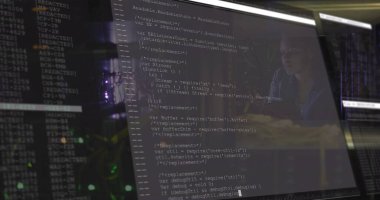 Bilgisayar sunucuları tarafından Afrika kökenli Amerikalı kadın üzerinde veri işleme görüntüsü. Küresel veri işleme, sunucular ve bulut hesaplama kavramı 