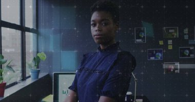 Afro-Amerikan iş kadını ofisinde. Küresel iş, finans, hesaplama ve veri işleme kavramı dijital olarak oluşturulmuş görüntü.