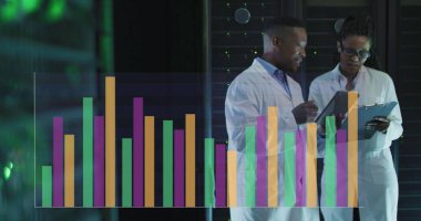 Afro-Amerikalı kadın ve erkeğin sunucu odasında görüntüsü.