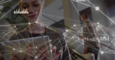 Tablet kullanan beyaz iş kadını üzerinden veri ve bağlantı ağı görüntüsü. Küresel iş, ağlar, dijital arayüz, hesaplama ve veri işleme kavramı dijital olarak oluşturulmuş görüntü.