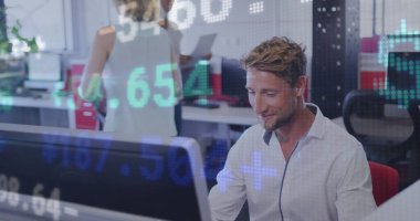 Ofiste çalışan iş adamları ve iş arkadaşlarıyla finansal verilerin arayüzü. iletişim teknolojisi dijital arayüz kavramı, dijital olarak oluşturulmuş görüntü.