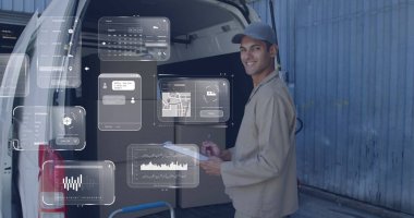 Beyaz tenli teslimatçı üzerindeki görüntüler. Küresel taşımacılık, ağlar, iş, finans, hesaplama ve veri işleme kavramı dijital olarak oluşturulmuş görüntü.