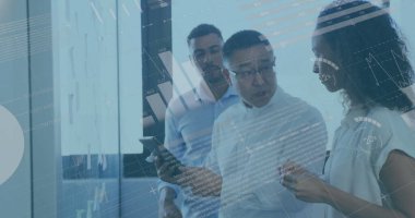 Ofiste çalışan iş arkadaşlarıyla veri ve istatistikleri gösteren arayüz resmi. küresel iletişim teknolojisi dijital arayüz kavramı, dijital olarak oluşturulmuş görüntü.