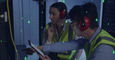 Sunucu odasında çalışan kadın ve erkeğin üzerindeki simgelerin resmi. ağ, programlama, bilgisayarlar ve teknoloji konsepti dijital olarak oluşturuldu.