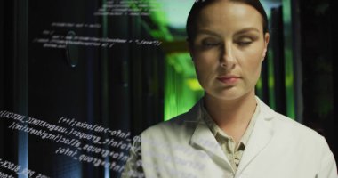 Beyaz kadının sunucuları kontrol ettiği veri işleme resmi. ağ, programlama, bilgisayarlar ve teknoloji konsepti dijital olarak oluşturuldu.