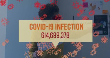 Ofisteki kadının yüz maskesi takarak sunum yaptığı kovan 19 metin ve hücrenin görüntüsü. küresel covid 19 salgın hastalık, sağlık ve tıp konsepti dijital olarak üretilen görüntü.