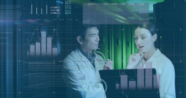 Sunucu odasında dizüstü bilgisayarla değişik çiftlerin veri işleme görüntüsü. Bulut hesaplama, dijital arayüz ve dijital olarak oluşturulmuş güvenlik konsepti.