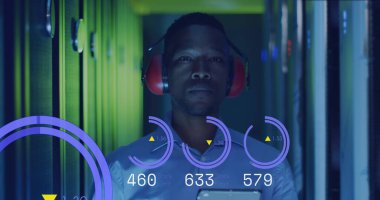 Sunucu odasındaki Afrikalı Amerikalı adamın grafikleri ve verileri. ağ, programlama, bilgisayarlar ve teknoloji kavramı 