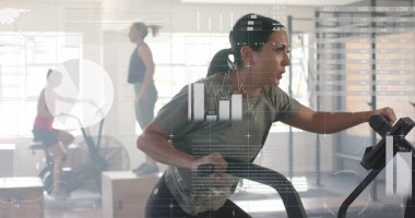 Beyaz kadın spor salonunda eliptik antreman yaparken arayüz işleme verilerinin görüntüsü. Fitness, egzersiz, güç, veri, dijital arayüz ve dijital olarak üretilen görüntü.