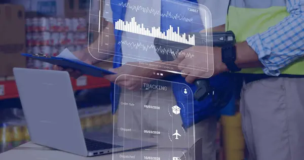 창고에서 일하는 코카서스 사람들 화면에 데이터 처리의 이미지 글로벌 네트워크 — 스톡 사진