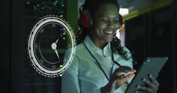 タブレットで働く幸せなアフリカ系アメリカ人女性の時計のイメージ ネットワーク プログラミング コンピュータ テクノロジーの概念 — ストック写真