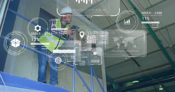 倉庫で働く白人男性の上のスクリーン上のデータ処理のイメージ グローバルな船積み ネットワーク デジタルインターフェース コンピューティング データ処理コンセプト — ストック写真