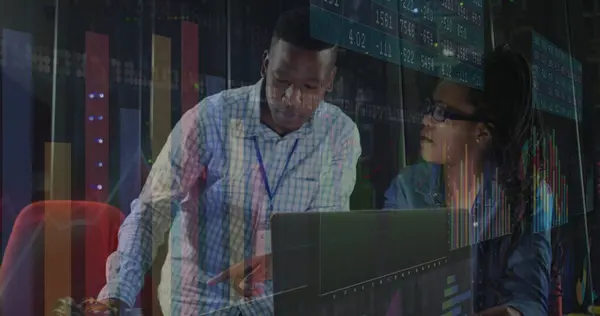 サーバー室で働くアフリカ系アメリカ人男性と女性のグラフの画像 ネットワーク プログラミング コンピュータ テクノロジーのコンセプトがデジタル生成された画像 — ストック写真