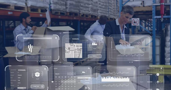 倉庫で働く多様な人々を超えるスクリーン上のデータ処理のイメージ グローバルな船積み ネットワーク デジタルインターフェース コンピューティング データ処理コンセプト — ストック写真