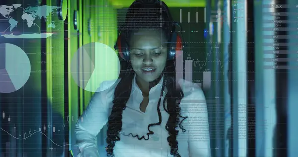 Beeld Van Statistiek Gegevens Afrikaanse Amerikaanse Vrouw Ingenieur Door Computerservers — Stockfoto