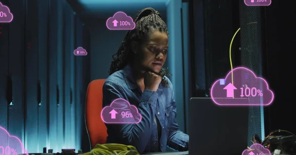 サーバールームでラップトップに取り組むアフリカ系アメリカ人女性をアップロードした雲の画像 — ストック写真