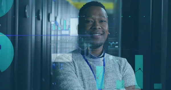 アフリカ系アメリカ人男性のデータ処理 コンピュータサーバーでエンジニア グローバルなデータ処理 サーバー クラウドコンピューティングのコンセプトをデジタルで生成 — ストック写真