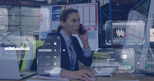 倉庫で働く白人女性の上のスクリーン上のデータ処理のイメージ グローバルな船積み ネットワーク デジタルインターフェース コンピューティング データ処理コンセプト — ストック写真
