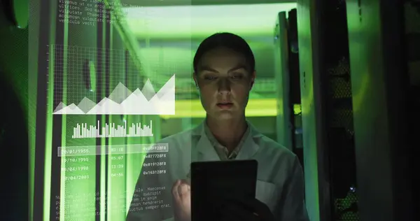 サーバー室で働く白人女性のグラフとデータの画像 ネットワーク プログラミング コンピュータ テクノロジーのコンセプトがデジタル生成された画像 — ストック写真