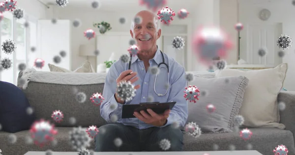 Evde Tablet Kullanan Erkek Doktor Üzerinde Covid Hücre Küresel Covid — Stok fotoğraf