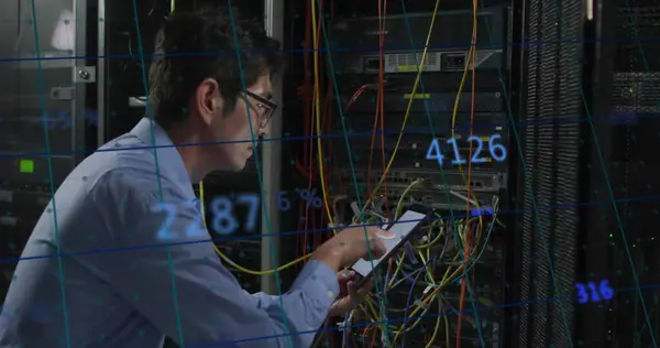 サーバールームで働くアジア人男性の数字の画像 ネットワーク プログラミング コンピュータ テクノロジーのコンセプトがデジタル生成された画像 — ストック写真
