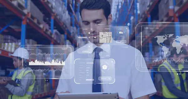 倉庫で働く白人男性の上のスクリーン上のデータ処理のイメージ グローバルな船積み ネットワーク デジタルインターフェース コンピューティング データ処理コンセプト — ストック写真