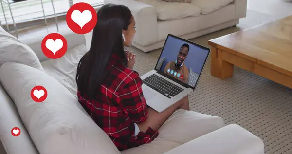 Bild Der Sozialen Medien Herz Symbole Über Frau Mit Laptop — Stockfoto